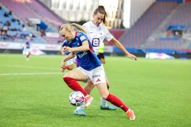 Women s Champions League Vaalerenga Norway Anderlecht Belgium Oslo 20240925 VIF s Karina Saevik and Anderlecht s Amelie Delabre during the Champions League qualification match between Vaalerenga IF and Anderlecht Belgium at the Intility Arena in Oslo Photo Amanda Pedersen Giske NTB Oslo Norway EDITORIAL USE ONLY RESTRICTED USE FOR BETTING COMPANIES  Copyright: xAmandaxPedersenxGiskex xNTBx