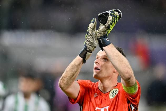 240925 RSC Anderlecht vs Ferencvaros goalkeeper Denes Dibusz (90) of Ferencvaros thanking the fans and supporters of Ferencvaros after the Europa League matchday 1 in the league phase game in the 2024-2025 season between Royal Sporting Club Anderlecht and Ferencvaros on September 25 , 2024 in Anderlecht, Belgium. (Photo by David Catry Isosport ) ANDERLECHT BELGIUM  Copyright: xx 482176
