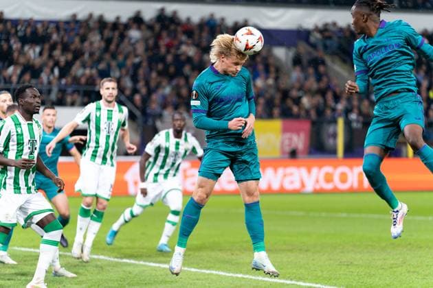 2024-09-25 RSC Anderlecht v Ferencvaros - UEFA Europa League 2024 25 League Phase MD1 BRUSSELS, BELGIUM - SEPTEMBER 25: Kasper Dolberg of RSC Anderlecht wins a defensive header during the UEFA Europa League 2024 25 League Phase MD1 match between RSC Anderlecht and Ferencvaros at RSC Anderlecht Stadium on September 25, 2024 in Brussels, Belgium. Brussels RSC Anderlecht Stadium Belgium Content not available for redistribution in The Netherlands directly or indirectly through any third parties. Copyright: xJorisxVerwijstx