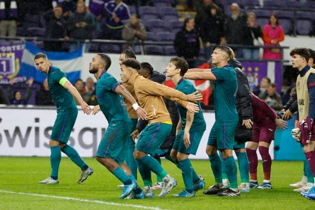 RSC Anderlecht v Ferencvaros - UEFA Europa League ANDERLECHT, BELGIUM - SEPTEMBER 25 : Players of RSC Anderlecht celebrating with fans after the game pictured during the UEFA Europa League match, League phase - Matchday 1, between RSC Anderlecht and Ferencvaros on September 25, 2024 in Anderlecht, Belgium, 25 09 2024 Anderlecht Belgium  Copyright: xJanxDexMeuleneirx