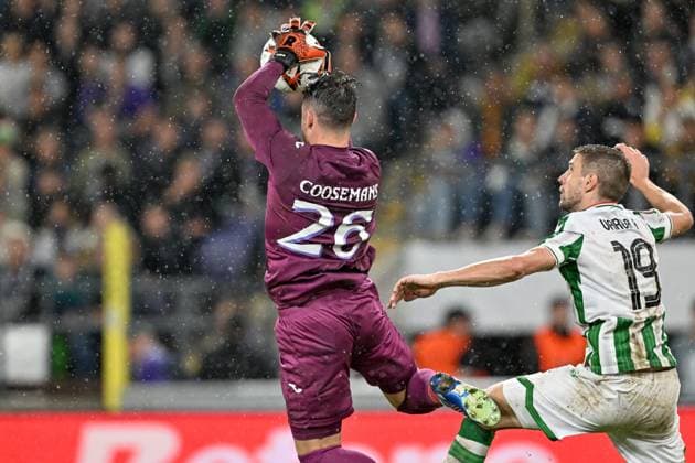 240925 RSC Anderlecht vs Ferencvaros goalkeeper Colin Coosemans (26) of Anderlecht fighting for the ball with Barnabas Varga (19) of Ferencvaros during the Europa League matchday 1 in the league phase game in the 2024-2025 season between Royal Sporting Club Anderlecht and Ferencvaros on September 25 , 2024 in Anderlecht, Belgium. (Photo by David Catry Isosport ) ANDERLECHT BELGIUM  Copyright: xx 482201