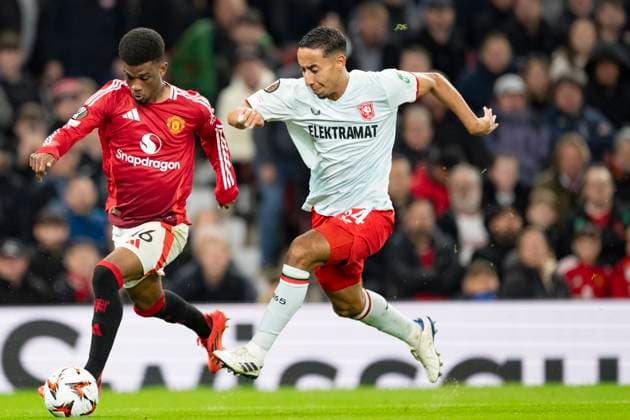 Old Trafford MANCHESTER, ENGLAND - SEPTEMBER 25: Anass Salah-Eddine of Twente (R) chases Amad Diallo of Manchester Utd. (L) during the UEFA Europa League 2024 25 League Phase MD 1 match between Manchester United, ManU v FC Twente at Old Trafford on September 25, 2024 in Manchester, England. (Photo by Richard Callis SPP) (Richard Callis SPP) Copyright: xRichardxCallis SPPx spp-en-RiCa-RC4_RIC_ManchesterUtd_Twente_25Sep2024_EN074