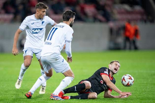 Jan Kuchta, FC Midtjylland R vies for the ball with Hoffenheims Florian Grillitsch 11 and Tom Bischof during the UEFA Europa League match between FC Midtjylland and TSG 1899 Hoffenheim at MCH Arena in Herning Wednesday, September 25, 2024 , Herning Denmark Mors  Copyright: BoxAmrstrupx xRitzauxScanpix BoxAmstrupx spdk20240925-232932-L