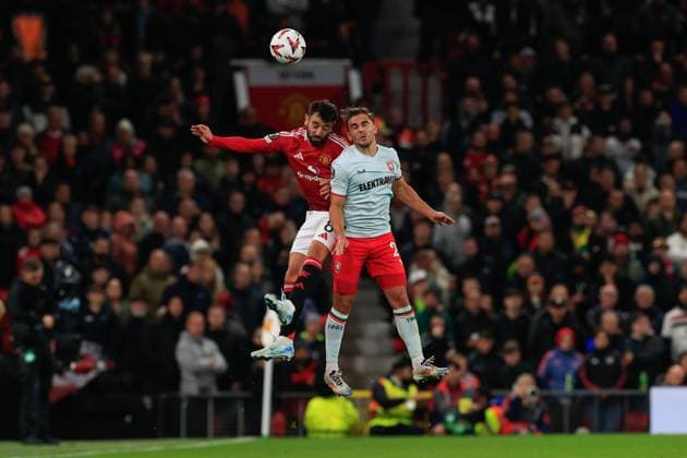 Manchester United, ManU v FC Twente Europa League 25 09 2024. Bruno Fernandes (8) of Manchester United and Bart van Rooij (28) of FC Twente challenge for a header during the Europa League match between Manchester United and FC Twente at Old Trafford, Manchester, England on 25 September 2024. Manchester Old Trafford Greater Manchester England Editorial use only , Copyright: xConorxMolloyx PSI-20476-0072