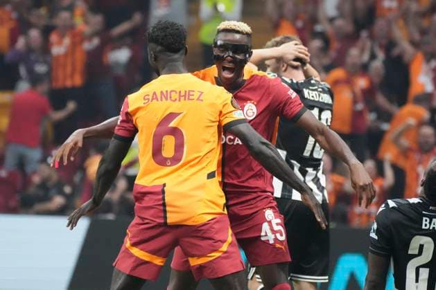 Victor Osimhen of Galatasaray celebrates after scoring the first goal of his team with teammates during the UEFA Europa League 2024 25 League match between Galatasaray and PAOK at Rams Park Stadium on September 25, 2024 in Istanbul, Turkey. Istanbul Turkey Copyright: xSeskimphotox Galatasaray-Paok-25924 (2)