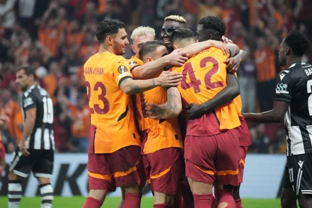 Victor Osimhen of Galatasaray celebrates after scoring the first goal of his team with teammates during the UEFA Europa League 2024 25 League match between Galatasaray and PAOK at Rams Park Stadium on September 25, 2024 in Istanbul, Turkey. Istanbul Turkey Copyright: xSeskimphotox Galatasaray-Paok-25924 (7)