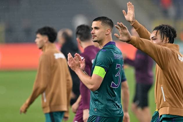 240925 RSC Anderlecht vs Ferencvaros Leander Dendoncker (32) of Anderlecht thanking the fans and supporters after winning the Europa League matchday 1 in the league phase game in the 2024-2025 season between Royal Sporting Club Anderlecht and Ferencvaros on September 25 , 2024 in Anderlecht, Belgium. (Photo by David Catry Isosport ) ANDERLECHT BELGIUM  Copyright: xx 482238