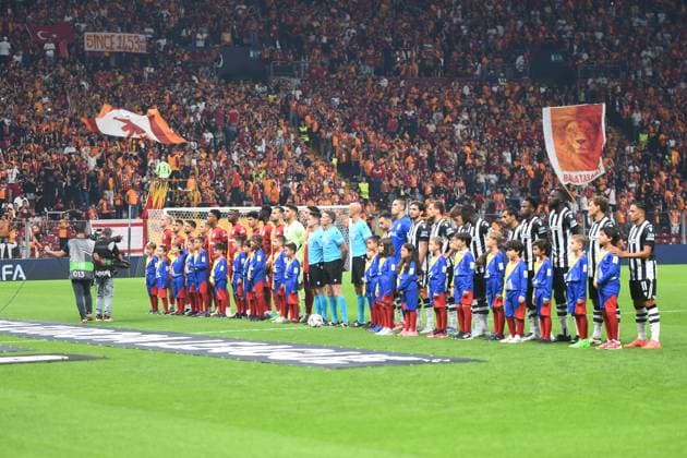 Players (L) of Galatasaray and Players (R) of Paok at the opening ceremony before the UEFA Europa League 2024 25 League match between Galatasaray and PAOK at Rams Park Stadium on September 25, 2024 in Istanbul, Turkey. Istanbul Turkey Copyright: xSeskimphotox Galatasaray-Paok-25924 (29)