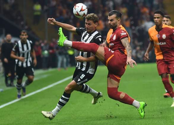 Abdulkerim Bardakci (R) of Galatasaray and Fedor Chalov (L) of Paok during the UEFA Europa League 2024 25 League match between Galatasaray and PAOK at Rams Park Stadium on September 25, 2024 in Istanbul, Turkey. Istanbul Turkey Copyright: xSeskimphotox Galatasaray-Paok-25924 (33)
