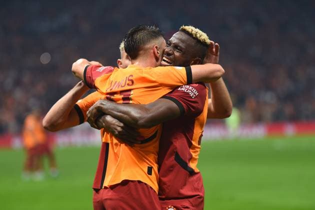 Yunus Akgun of Galatasaray celebrates after scoring the second goal of his team with Victor Osimhen (45) during the UEFA Europa League 2024 25 League match between Galatasaray and PAOK at Rams Park Stadium on September 25, 2024 in Istanbul, Turkey. Istanbul Turkey Copyright: xSeskimphotox Galatasaray-Paok-25924 (125)