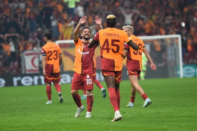 Yunus Akgun of Galatasaray celebrates after scoring the second goal of his team with teammates during the UEFA Europa League 2024 25 League match between Galatasaray and PAOK at Rams Park Stadium on September 25, 2024 in Istanbul, Turkey. Istanbul Turkey Copyright: xSeskimphotox Galatasaray-Paok-25924 (136)