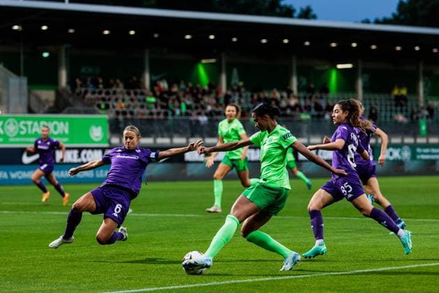 UEFA Womens Champions League VfL Wolfsburg Fiorentina Women s FC 25 09 2024 duel Stephanie Breitner Fiorentina Women s FC, 6 , Sveindis Jonsdottir VfL Wolfsburg, 23 , Maria Luisa Filangeri Fiorentina Women s FC, 85 UEFA Womens Champions League VfL Wolfsburg Fiorentina Women s FC Wolfsburg, AOK Stadion on 25 09 2024 Copyright: xBEAUTIFULxSPORTS Wunderlx
