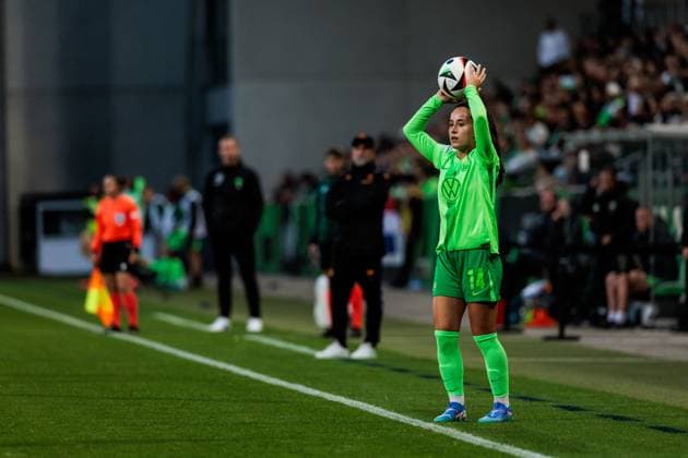 UEFA Womens Champions League VfL Wolfsburg Fiorentina Women s FC 25 09 2024 Nuria Rabano VfL Wolfsburg, 14 throw-in UEFA Womens Champions League VfL Wolfsburg Fiorentina Women s FC Wolfsburg, AOK Stadion on 25 09 2024 Copyright: xBEAUTIFULxSPORTS Wunderlx