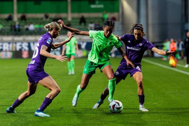 UEFA Womens Champions League VfL Wolfsburg Fiorentina Women s FC 25 09 2024 duel Kaja Erzen Fiorentina Women s FC, 16 , Sveindis Jonsdottir VfL Wolfsburg, 23 , Agnese Bonfantini Fiorentina Women s FC, 4 UEFA Womens Champions League VfL Wolfsburg Fiorentina Women s FC Wolfsburg, AOK Stadion on 25 09 2024 Copyright: xBEAUTIFULxSPORTS Wunderlx