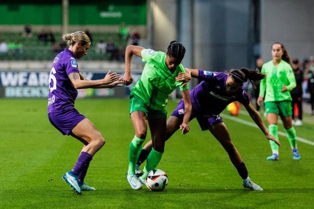 UEFA Womens Champions League VfL Wolfsburg Fiorentina Women s FC 25 09 2024 duel Kaja Erzen Fiorentina Women s FC, 16 , Sveindis Jonsdottir VfL Wolfsburg, 23 , Agnese Bonfantini Fiorentina Women s FC, 4 UEFA Womens Champions League VfL Wolfsburg Fiorentina Women s FC Wolfsburg, AOK Stadion on 25 09 2024 Copyright: xBEAUTIFULxSPORTS Wunderlx