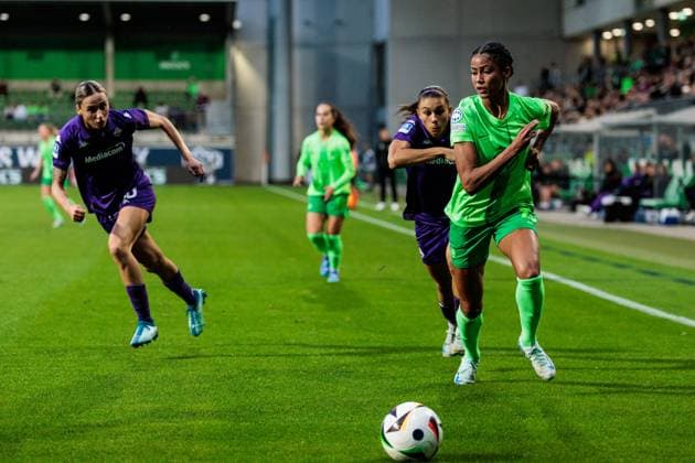 UEFA Womens Champions League VfL Wolfsburg Fiorentina Women s FC 25 09 2024 duel Kaja Erzen Fiorentina Women s FC, 16 , Sveindis Jonsdottir VfL Wolfsburg, 23 , Agnese Bonfantini Fiorentina Women s FC, 4 UEFA Womens Champions League VfL Wolfsburg Fiorentina Women s FC Wolfsburg, AOK Stadion on 25 09 2024 Copyright: xBEAUTIFULxSPORTS Wunderlx