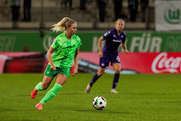 UEFA Womens Champions League VfL Wolfsburg Fiorentina Women s FC 25 09 2024 Rebecka Blomqvist VfL Wolfsburg, 21 on the ball UEFA Womens Champions League VfL Wolfsburg Fiorentina Women s FC Wolfsburg, AOK Stadion on 25 09 2024 Copyright: xBEAUTIFULxSPORTS Wunderlx