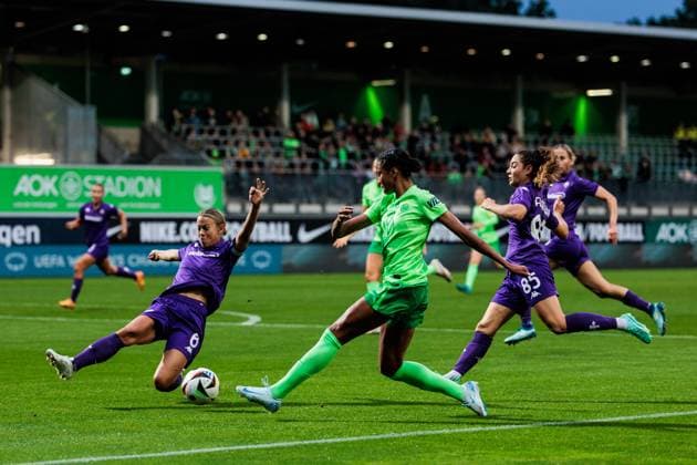 UEFA Womens Champions League VfL Wolfsburg Fiorentina Women s FC 25 09 2024 duel Stephanie Breitner Fiorentina Women s FC, 6 , Sveindis Jonsdottir VfL Wolfsburg, 23 , Maria Luisa Filangeri Fiorentina Women s FC, 85 UEFA Womens Champions League VfL Wolfsburg Fiorentina Women s FC Wolfsburg, AOK Stadion on 25 09 2024 Copyright: xBEAUTIFULxSPORTS Wunderlx