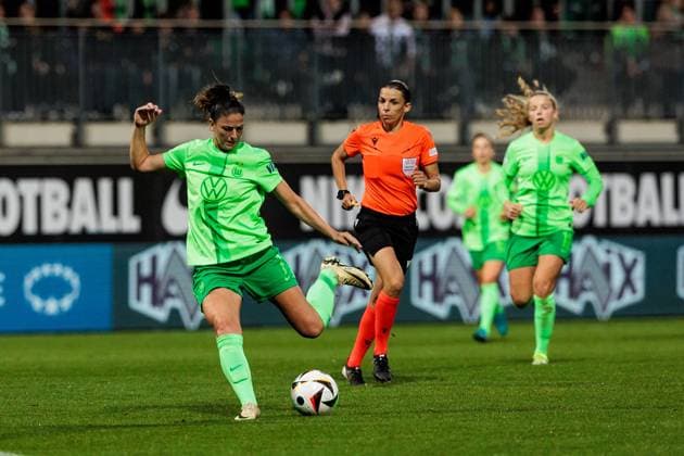 UEFA Womens Champions League VfL Wolfsburg Fiorentina Women s FC 25 09 2024 Chantal Hagel VfL Wolfsburg, 7 in shot UEFA Womens Champions League VfL Wolfsburg Fiorentina Women s FC Wolfsburg, AOK Stadion on 25 09 2024 Copyright: xBEAUTIFULxSPORTS Wunderlx