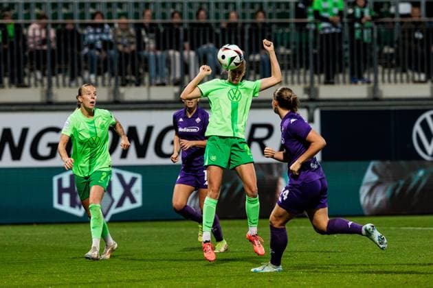 UEFA Womens Champions League VfL Wolfsburg Fiorentina Women s FC 25 09 2024 Header Vivien Endemann VfL Wolfsburg, 25 UEFA Womens Champions League VfL Wolfsburg Fiorentina Women s FC Wolfsburg, AOK Stadion on 25 09 2024 Copyright: xBEAUTIFULxSPORTS Wunderlx