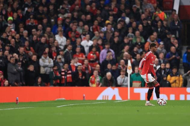 Fußball UEFA Europa League League-Phase Manchester United gegen FC Twente 25. September 2024 UEFA Europa League League-Phase Manchester United gegen FC Twente Marcus Rashford von Manchester United in Aktion neben einer Vertiefung im Spielfeld an der nördlichen Seitenlinie Foto Simon Stacpoole Abseits Manchester UK  Copyright: xSimonxStacpoolexOffside