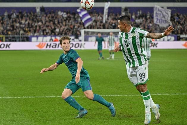 240925 RSC Anderlecht vs Ferencvaros Yari Verschaeren (10) of Anderlecht defending on Cristian Ramirez (99) of Ferencvaros during the Europa League matchday 1 in the league phase game in the 2024-2025 season between Royal Sporting Club Anderlecht and Ferencvaros on September 25 , 2024 in Anderlecht, Belgium. (Photo by David Catry Isosport ) ANDERLECHT BELGIUM  Copyright: xx 482289
