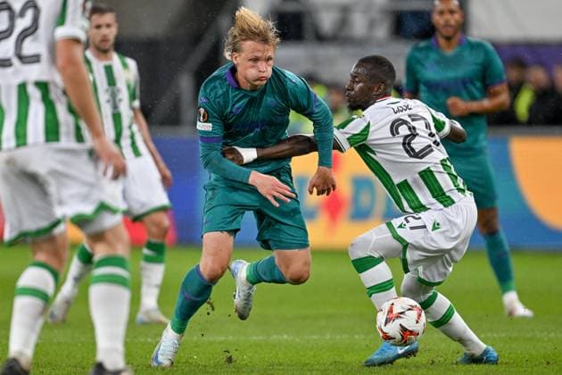 Sport Bilder des Tages 240925 RSC Anderlecht vs Ferencvaros Kasper Dolberg (12) of Anderlecht fighting for the ball with Ibrahim Cisse (27) of Ferencvaros during the Europa League matchday 1 in the league phase game in the 2024-2025 season between Royal Sporting Club Anderlecht and Ferencvaros on September 25 , 2024 in Anderlecht, Belgium. (Photo by David Catry Isosport ) ANDERLECHT BELGIUM  Copyright: xx 482295