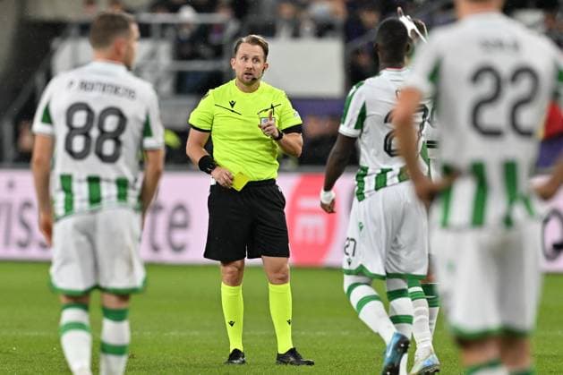 240925 RSC Anderlecht vs Ferencvaros referee Julian Weinberger lectures Ibrahim Cisse (27) of Ferencvaros and gives him a yellow card during the Europa League matchday 1 in the league phase game in the 2024-2025 season between Royal Sporting Club Anderlecht and Ferencvaros on September 25 , 2024 in Anderlecht, Belgium. (Photo by David Catry Isosport ) ANDERLECHT BELGIUM  Copyright: xx 482297