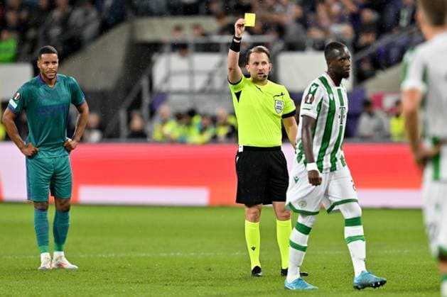 240925 RSC Anderlecht vs Ferencvaros referee Julian Weinberger lectures Ibrahim Cisse (27) of Ferencvaros and gives him a yellow card during the Europa League matchday 1 in the league phase game in the 2024-2025 season between Royal Sporting Club Anderlecht and Ferencvaros on September 25 , 2024 in Anderlecht, Belgium. (Photo by David Catry Isosport ) ANDERLECHT BELGIUM  Copyright: xx 482299