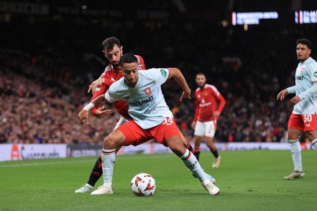 Fußball UEFA Europa League League-Phase Manchester United gegen FC Twente 25. September 2024 UEFA Europa League League-Phase Manchester United gegen FC Twente Bruno Fernandes von Manchester United im Zweikampf mit Anass Salah Eddine vom FC Twente Foto Simon Stacpoole Abseits Manchester UK  Copyright: xSimonxStacpoolexOffside