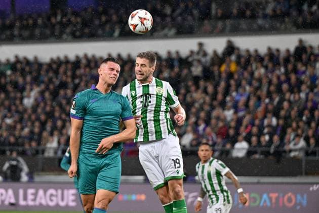 240925 RSC Anderlecht vs Ferencvaros Jan-Carlo Simic (4) of Anderlecht fighting for the ball with Barnabas Varga (19) of Ferencvaros during the Europa League matchday 1 in the league phase game in the 2024-2025 season between Royal Sporting Club Anderlecht and Ferencvaros on September 25 , 2024 in Anderlecht, Belgium. (Photo by David Catry Isosport ) ANDERLECHT BELGIUM  Copyright: xx 482303