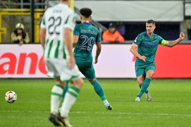 240925 RSC Anderlecht vs Ferencvaros Leander Dendoncker (32) of Anderlecht pictured during the Europa League matchday 1 in the league phase game in the 2024-2025 season between Royal Sporting Club Anderlecht and Ferencvaros on September 25 , 2024 in Anderlecht, Belgium. (Photo by David Catry Isosport ) ANDERLECHT BELGIUM  Copyright: xx 482305