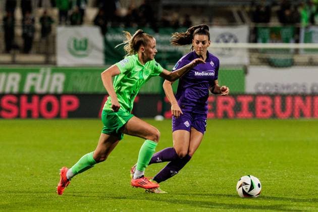 UEFA Womens Champions League VfL Wolfsburg Fiorentina Women s FC 25 09 2024 duel Vivien Endemann VfL Wolfsburg, 25 , Martina Toniolo Fiorentina Women s FC, 14 UEFA Womens Champions League VfL Wolfsburg Fiorentina Women s FC Wolfsburg, AOK Stadion on 25 09 2024 Copyright: xBEAUTIFULxSPORTS Wunderlx