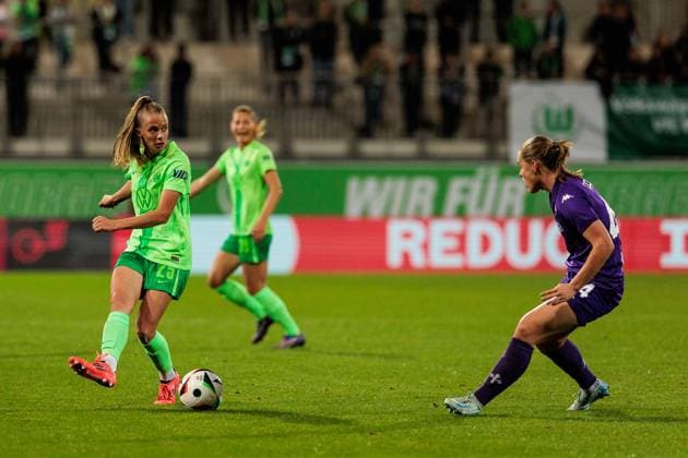 UEFA Womens Champions League VfL Wolfsburg Fiorentina Women s FC 25 09 2024 duel Vivien Endemann VfL Wolfsburg, 25 , Agnese Bonfantini Fiorentina Women s FC, 4 UEFA Womens Champions League VfL Wolfsburg Fiorentina Women s FC Wolfsburg, AOK Stadion on 25 09 2024 Copyright: xBEAUTIFULxSPORTS Wunderlx