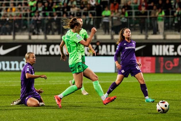 UEFA Womens Champions League VfL Wolfsburg Fiorentina Women s FC 25 09 2024 duel Stephanie Breitner Fiorentina Women s FC, 6 , Vivien Endemann VfL Wolfsburg, 25 UEFA Womens Champions League VfL Wolfsburg Fiorentina Women s FC Wolfsburg, AOK Stadion on 25 09 2024 Copyright: xBEAUTIFULxSPORTS Wunderlx