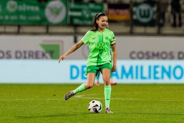 UEFA Womens Champions League VfL Wolfsburg Fiorentina Women s FC 25 09 2024 Joelle Wedemeyer VfL Wolfsburg, 24 on the ball UEFA Womens Champions League VfL Wolfsburg Fiorentina Women s FC Wolfsburg, AOK Stadion on 25 09 2024 Copyright: xBEAUTIFULxSPORTS Wunderlx