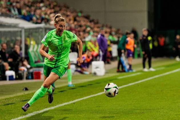UEFA Womens Champions League VfL Wolfsburg Fiorentina Women s FC 25 09 2024 Sarai Linder VfL Wolfsburg, 39 on the ball UEFA Womens Champions League VfL Wolfsburg Fiorentina Women s FC Wolfsburg, AOK Stadion on 25 09 2024 Copyright: xBEAUTIFULxSPORTS Wunderlx