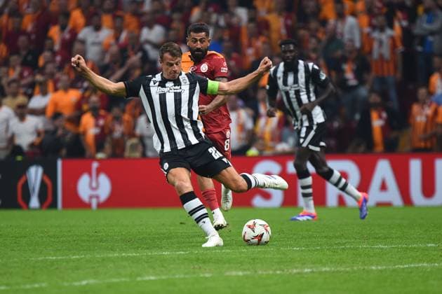 Kerem Demirbay (back) of Galatasaray and Stefan Schwab (22) of Paok during the UEFA Europa League 2024 25 League match between Galatasaray and PAOK at Rams Park Stadium on September 25, 2024 in Istanbul, Turkey. Istanbul Turkey Copyright: xSeskimphotox Galatasaray-Paok-25924 (225)
