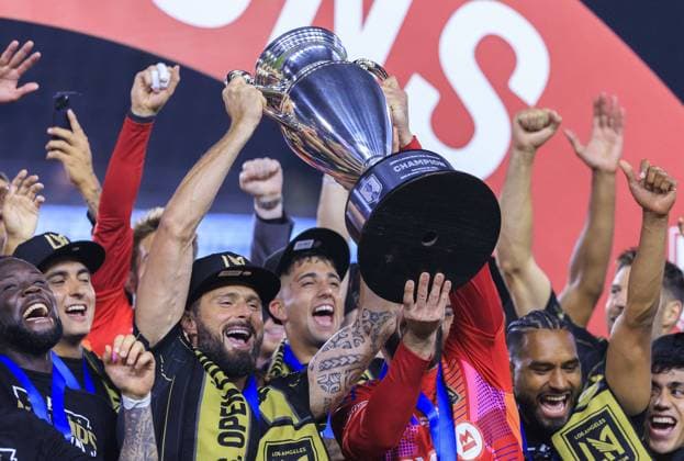 Bilder des Jahres 2024, Sport 09 September Sport Themen der Woche KW39 September 25, 2024, Los Angeles, California, USA: Olivier Giroud 9 of the Los Angeles Football Club lifts the trophy during their award ceremony after winning their U.S. Open Cup Final against the Sporting Kansas City on Wednesday September 25, 2024 at the BMO Stadium in Los Angeles, California. LAFC defeats Sporting Kansas City, 3-1 and wins the U.S. Open Cup Final. ARIANA RUIZ PI Los Angeles U.S - ZUMAp124 20240925_zaa_p124_008 Copyright: xArianaxRuizx