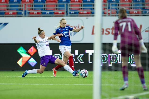 Oslo, Norway, September 25th 2024: Karina Saevik (21 Valerenga) battle for the ball during the UEFA Womens Champions League round 2 football match between Valerenga and Anderlecht at Intility Arena in Oslo, Norway. (Ane Frosaker SPP) Copyright: xAnexFrosakerx xSPPx spp-en-AnFrSp-_F_28859
