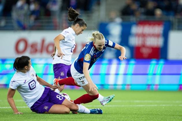 Oslo, Norway, September 25th 2024: Karina Saevik (21 Valerenga) and Laura De Neve (8 Anderlecht) battle for the ball during the UEFA Womens Champions League round 2 football match between Valerenga and Anderlecht at Intility Arena in Oslo, Norway. (Ane Frosaker SPP) Copyright: xAnexFrosakerx xSPPx spp-en-AnFrSp-_F_29526