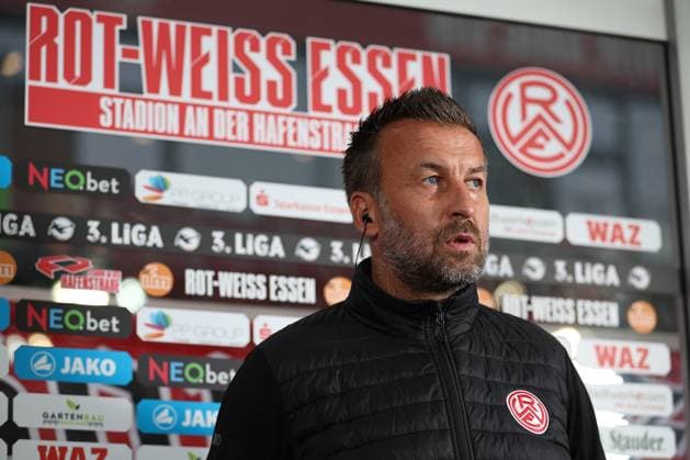 25 09 2024, Essen, Football, Rot Weiss Essen Borussia Dortmund II U23 , bwin 3 Liga Herren, Stadion an der Hafenstraße, 7 Spieltag Saison 2024 2025 Trainer Christoph Dabrowski Head Coach RWE DFB regulations prohibit any use of photographs as image sequences and or quasi video Nordrhein Westfalen Germany