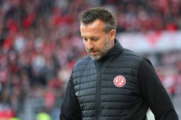 25 09 2024, Essen, Football, Rot Weiss Essen Borussia Dortmund II U23 , bwin 3 Liga Herren, Stadion an der Hafenstraße, 7 Spieltag Saison 2024 2025 Coach Christoph Dabrowski Head coach RWE looks down disappointed Disappointment focused DFB regulations prohibit any use of photographs as image sequences and or quasi video Nordrhein Westfalen Germany