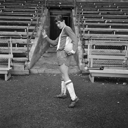Archivbilder der Woche SPORT KW39 Aktuell 43-3-1968 : Laget som ikke lar seg stoppe. bilde 0006 Aktuell 43-3-1968 : Laget som ikke lar seg stoppe. Lyn gjo Aktuell 43-3-1968 : Laget som ikke lar seg stoppe. bilde 0006 Aktuell 43-3-1968 : Laget som ikke lar seg stoppe. Lyn gjor rent bord og tar alt i fotball. Serien vunnet, og cupen star for tur. Dessuten skaper Lyn god reklame for norsk fotball gjennom Europacup-deltakelsen. Lyn slar alle, bortsett fra Stromsgodset. Oslo-laget spiller sa godt at ingen av spillerne vil gi seg. Jo, na ma det virkelig vaere moro a hore hjemme i Lyn-leiren. Toppscorer Ola Dybwad Olsen har i hoyeste grad bidratt til suksessen, med sine 25 seriemal. Men Lyn legger mest vekt pa laganden. Laget liker ikke heltedyrkelsen av enkelte av spillerne. Foto: Aage Storlokken Aktuell NTB ***FOTO IKKE BILDEBEHANDLET*** Oslo Norge EDITORIAL USE ONLY Ref:CwQm  EDITORIAL USE ONLY. RESTRICTED USE FOR BETTING COMPANIES Ref:0763262380st.jpg *** Aktuell 43 3 1968 Laget som ikke lar seg stoppe bilde 0006 Aktuell 43 3 1968 Laget som ikke lar seg stoppe Lyn gjo Aktuell 43 3 1968 Laget som ikke lar seg stoppe bilde 0006 Aktuell 43 3 1968 Laget som ikke lar seg stoppe Lyn makes a clean sweep and takes everything in football The series is won, and the cup is next Moreover, Lyn creates good advertising for Norwegian football through the European Cup participation Lyn beats everyone, except Stromsgodset The Oslo team plays so well that none of the players will give up Jo, now it must be really fun to listen at home in the Lyn camp Top scorer Ola Dybwad Olsen has contributed greatly to the success, with his 25 league goals But Lyn puts most emphasis on the team spirit The team does not like the hero worship of some of the players Photo Aage Storlokken Aktuell NTB Photo not processed Oslo Norway EDITORIAL USE ONLY Ref CwQm  EDITORIAL USE ONLY RESTRICTED USE FOR BETTING COMPANIES  Copyright: xIMAGO NTBx