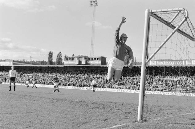 Archivbilder der Woche SPORT KW39 Aktuell 40-1-1971 : 3-0 for Ola vaknet. bilde 0014 Aktuell 40-1-1971 : 3-0 for Ola vaknet. Norge Danmark: 1 4 Danskene t Aktuell 40-1-1971 : 3-0 for Ola vaknet. bilde 0014 Aktuell 40-1-1971 : 3-0 for Ola vaknet. Norge Danmark: 1 4 Danskene tok ledelsen med 3 0 for Ola Nordmann i det hele tatt vaknet i hostens siste fotballlandskamp pa Ulleval. Kampen som helhet var trist og uten gnist. Foto: Aage Storlokken Aktuell NTB ***FOTO IKKE BILDEBEHANDLET*** Oslo Norge EDITORIAL USE ONLY Ref:_-Gcf6AUD8s.jpg *** Aktuell 40 1 1971 3 0 for Ola vaknet bilde 0014 Aktuell 40 1 1971 3 0 for Ola vaknet Norge Danmark 1 4 The Danes took the lead with 3 0 for Ola Nordmann woke up at all in the hosts last international football match at Ulleval The match as a whole was sad and without spark Photo Aage Storlokken Aktuell NTB Photo not processed Oslo No  EDITORIAL USE ONLY. RESTRICTED USE FOR BETTING COMPANIES Ref:0763372516st.jpg *** ONLY Ref Gcf6AUD8s jpg Aktuell 40 1 1971 3 0 for Ola vaknet bilde 0014 Aktuell 40 1 1971 3 0 for Ola vaknet Norge Danmark 1 4 The Danes took the lead with 3 0 for Ola Nordmann woke up at all in the hosts last international football match at Ulleval The match as a whole was sad and without spark Photo Aage Storlokken Aktuell NTB Photo not processed Oslo No  EDITORIAL USE ONLY RESTRICTED USE FOR BETTING COMPANIES  Copyright: xIMAGO NTBx