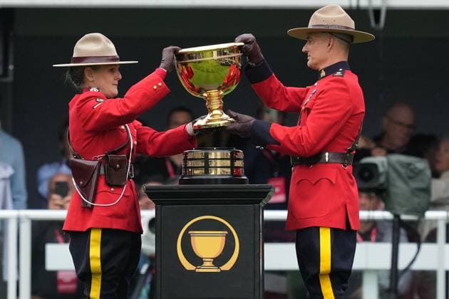 Sport Themen der Woche KW39 Sport Bilder des Tages September 26, 2024, Montreal, Pq, Canada: RCMP officers bring in the trophy during the opening ceremony for the Presidents Cup golf tournament at the Royal Montreal Golf Club in Montreal, Thursday, Sept. 26, 2024. Canada News - September 26, 2024  - ZUMAc35_ 20240926_zaf_c35_005 Copyright: xChristinnexMuschix