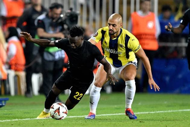 ISTANBUL - (l-r) Ousseynou Niang of Royale Union Saint-Gilloise, Sofyan Amrabat of Fenerbahce SK during the UEFA Europa League match between Fenerbahce AS and R. Union Saint-Gilloise at the Ulker Fenerbahce Sukru Saracoglu stadium on Sept. 26, 2024 in Istanbul, Turkey. ANP Hollandse Hoogte UEFA Europa League 2024 25 2024 25 xVIxANPxSportx xGerritxvanxKeulenxIVx 509431633 originalFilename: 509431633.jpg