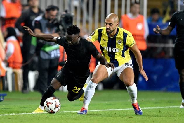 ISTANBUL - (l-r) Ousseynou Niang of Royale Union Saint-Gilloise, Sofyan Amrabat of Fenerbahce SK during the UEFA Europa League match between Fenerbahce AS and R. Union Saint-Gilloise at the Ulker Fenerbahce Sukru Saracoglu stadium on Sept. 26, 2024 in Istanbul, Turkey. ANP Hollandse Hoogte UEFA Europa League 2024 25 2024 25 xVIxANPxSportx xGerritxvanxKeulenxIVx 509431645 originalFilename: 509431645.jpg