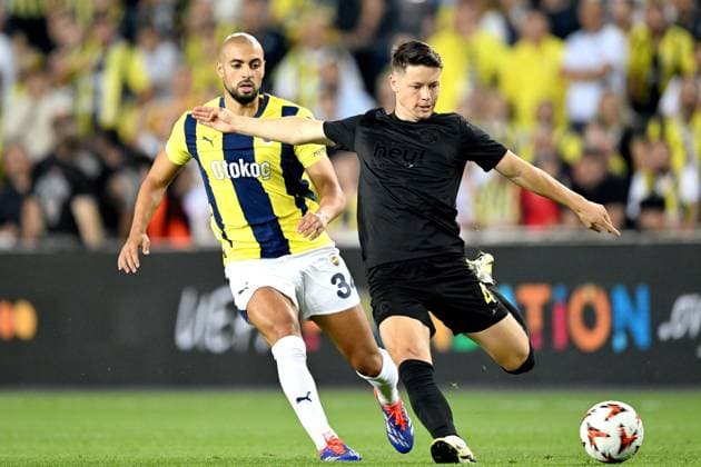 ISTANBUL - (l-r) Sofyan Amrabat of Fenerbahce SK, Mathias Rasmussen of Royale Union Saint-Gilloise during the UEFA Europa League match between Fenerbahce AS and R. Union Saint-Gilloise at the Ulker Fenerbahce Sukru Saracoglu stadium on Sept. 26, 2024 in Istanbul, Turkey. ANP Hollandse Hoogte UEFA Europa League 2024 25 2024 25 xVIxANPxSportx xGerritxvanxKeulenxIVx 509431652 originalFilename: 509431652.jpg