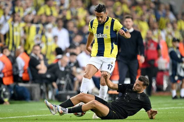 ISTANBUL - (l-r) Irfan Can Kahveci of Fenerbahce SK, Charles Vanhoutte of Royale Union Saint-Gilloise during the UEFA Europa League match between Fenerbahce AS and R. Union Saint-Gilloise at the Ulker Fenerbahce Sukru Saracoglu stadium on Sept. 26, 2024 in Istanbul, Turkey. ANP Hollandse Hoogte UEFA Europa League 2024 25 2024 25 xVIxANPxSportx xGerritxvanxKeulenxIVx 509431715 originalFilename: 509431715.jpg